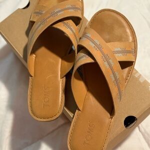 TOMS Viv Honey Leather/Embossed Flat Sandals